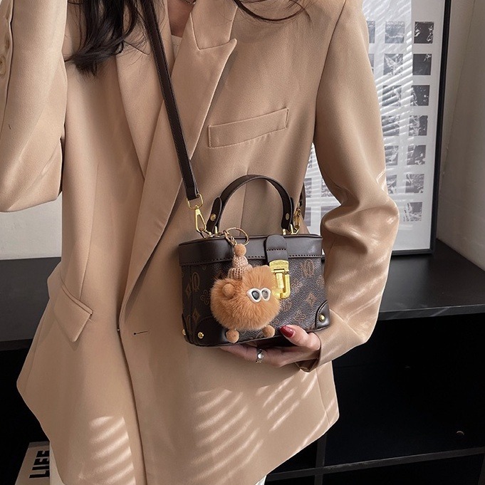 時尚手提包女 盒子包 老花包 復古女生斜背包 贈送吊飾 金屬鎖釦斜背包 手機包 零錢包 韓版女包 包包女 pu-細節圖5