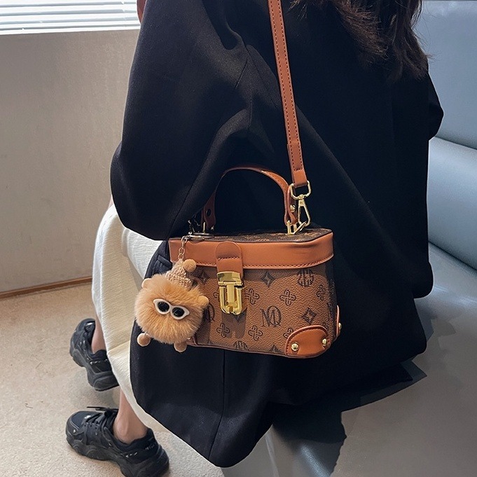 時尚手提包女 盒子包 老花包 復古女生斜背包 贈送吊飾 金屬鎖釦斜背包 手機包 零錢包 韓版女包 包包女 pu-細節圖6