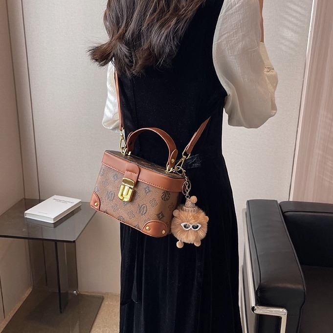 時尚手提包女 盒子包 老花包 復古女生斜背包 贈送吊飾 金屬鎖釦斜背包 手機包 零錢包 韓版女包 包包女 pu-細節圖7