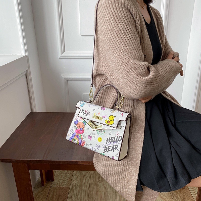 印花小熊凱莉包 可愛女生包包 通勤斜背包 休閒手提小方包 硬殼質感斜跨包 時尚女包 斜背包 肩背包女-細節圖5
