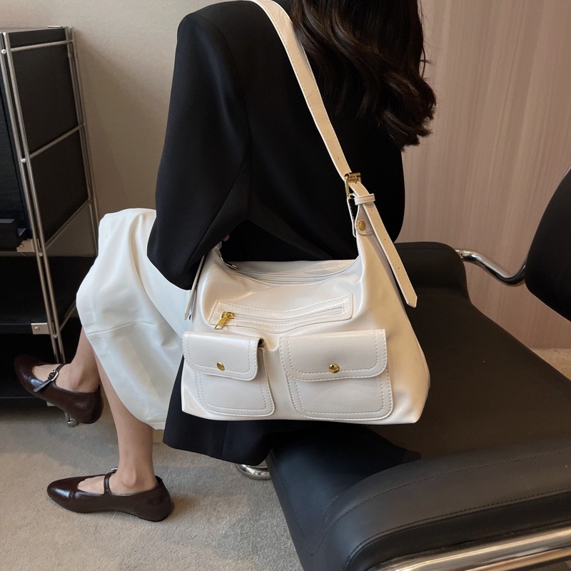 大容量女包 通勤包包女 百搭ins熱門斜背包 軟皮質感單肩斜背包 手提包 時尚女士郵差包 機車包 放iPad-細節圖3