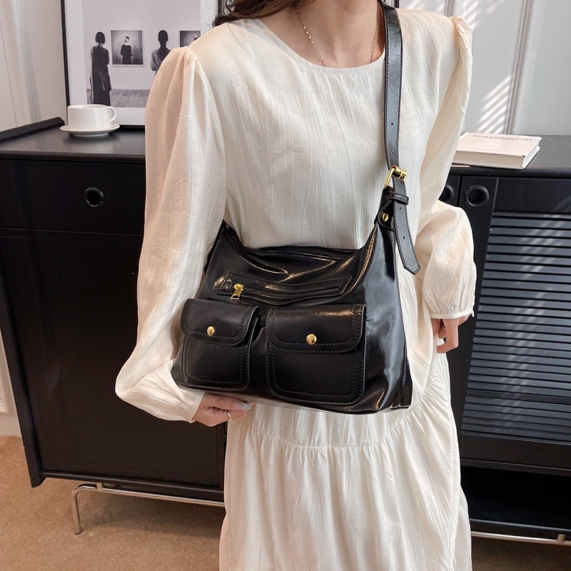 大容量女包 通勤包包女 百搭ins熱門斜背包 軟皮質感單肩斜背包 手提包 時尚女士郵差包 機車包 放iPad-細節圖4