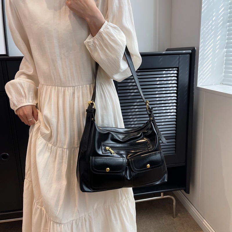 大容量女包 通勤包包女 百搭ins熱門斜背包 軟皮質感單肩斜背包 手提包 時尚女士郵差包 機車包 放iPad-細節圖5