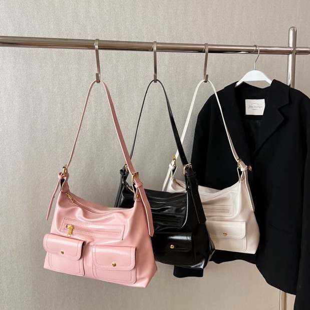 大容量女包 通勤包包女 百搭ins熱門斜背包 軟皮質感單肩斜背包 手提包 時尚女士郵差包 機車包 放iPad-細節圖7