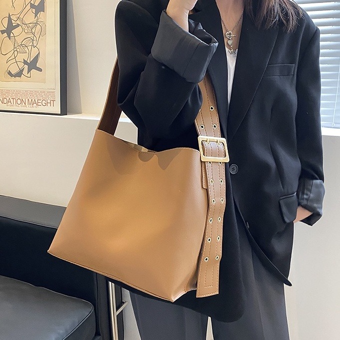 復古包包 大容量水桶包 寬皮帶休閒斜背包 斜背包 韓版女生斜背包 ins爆款包包女 側背包-細節圖3