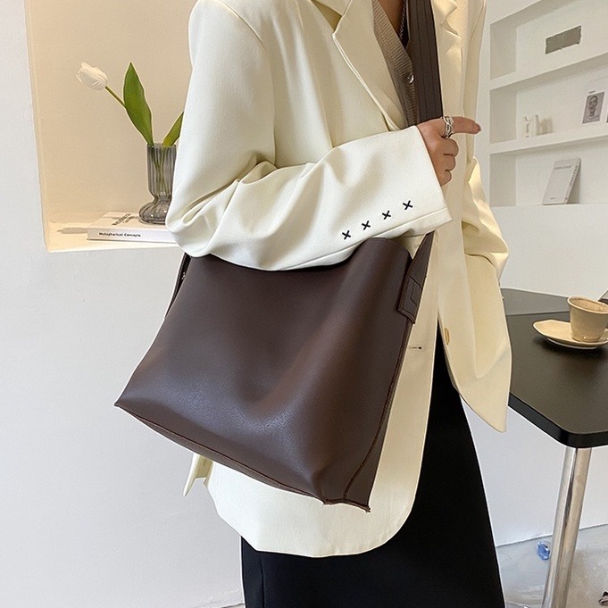 復古包包 大容量水桶包 寬皮帶休閒斜背包 斜背包 韓版女生斜背包 ins爆款包包女 側背包-細節圖4