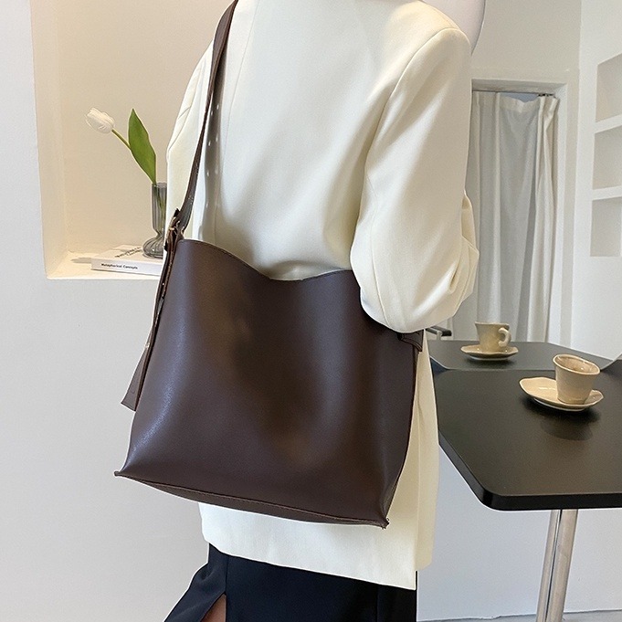 復古包包 大容量水桶包 寬皮帶休閒斜背包 斜背包 韓版女生斜背包 ins爆款包包女 側背包-細節圖6