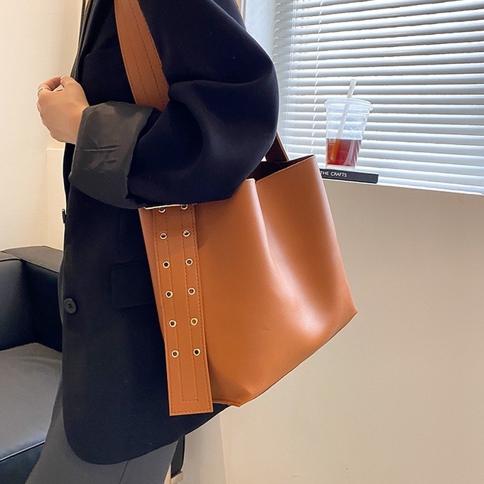 復古包包 大容量水桶包 寬皮帶休閒斜背包 斜背包 韓版女生斜背包 ins爆款包包女 側背包-細節圖7