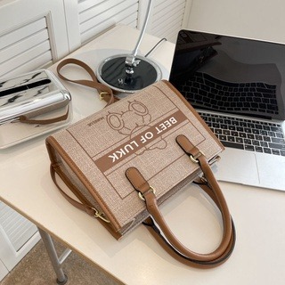  小紅書推薦 小眾設計可愛小熊手提包包女 2023新款潮百搭斜挎包少女時尚單肩包 時尚斜挎包-細節圖5