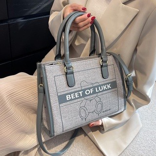  小紅書推薦 小眾設計可愛小熊手提包包女 2023新款潮百搭斜挎包少女時尚單肩包 時尚斜挎包-細節圖6