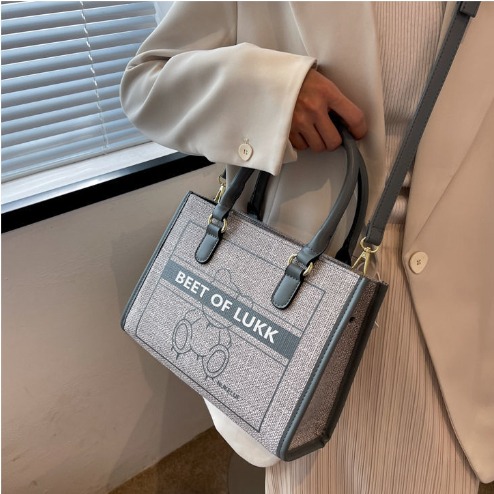  小紅書推薦 小眾設計可愛小熊手提包包女 2023新款潮百搭斜挎包少女時尚單肩包 時尚斜挎包-細節圖7