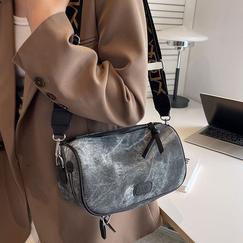 包包女夏2023新款今年流行斜背包小眾高級質感網紅爆款牛仔枕頭包-細節圖7