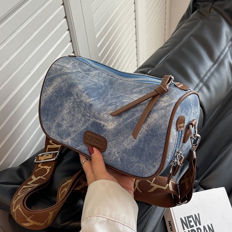 包包女夏2023新款今年流行斜背包小眾高級質感網紅爆款牛仔枕頭包-細節圖8
