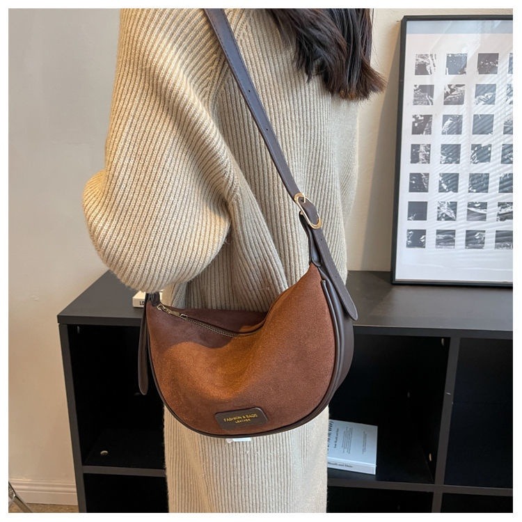 韓系包包女秋冬2023新款潮時尚單肩個性斜背包爆款磨砂餃子馬鞍包-細節圖3