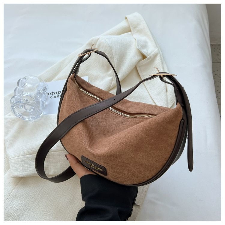 韓系包包女秋冬2023新款潮時尚單肩個性斜背包爆款磨砂餃子馬鞍包-細節圖4