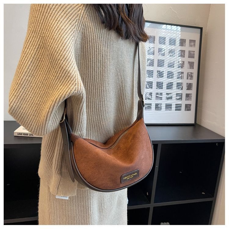 韓系包包女秋冬2023新款潮時尚單肩個性斜背包爆款磨砂餃子馬鞍包-細節圖6