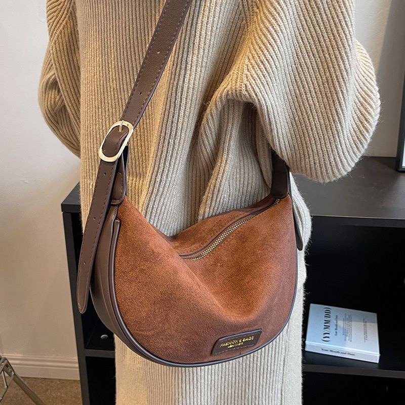 韓系包包女秋冬2023新款潮時尚單肩個性斜背包爆款磨砂餃子馬鞍包-細節圖7
