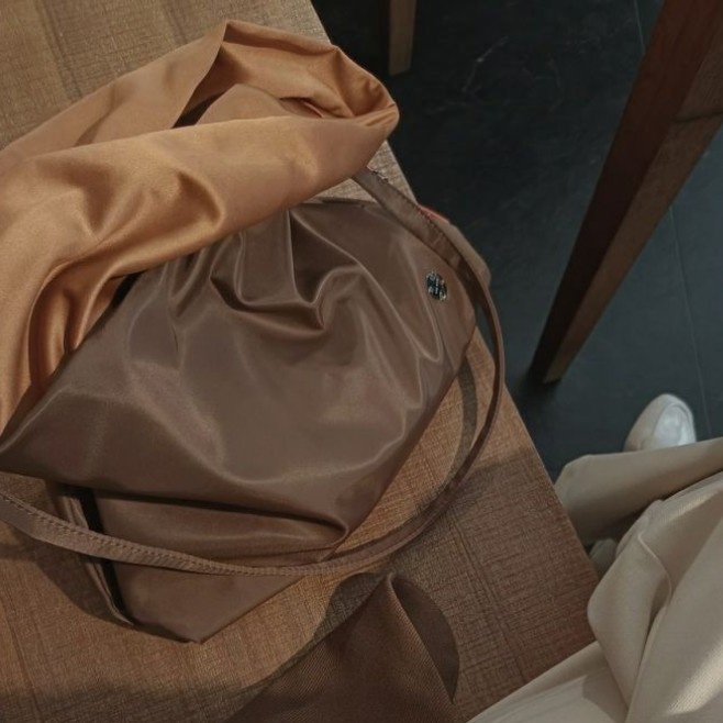 【拾趣】The Row尼龍雲朵包 斜背包 韓版小眾 高級感 大容量 通勤托特包 單肩腋下包女-細節圖5