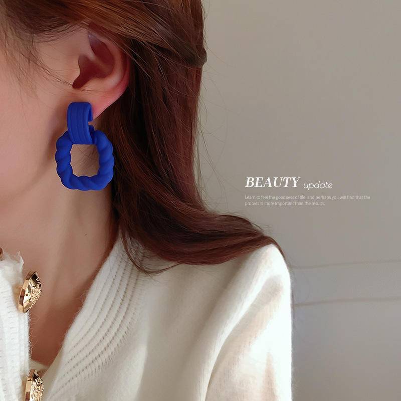 辣妹穿搭必備 925銀針克萊因藍耳環韓國新款設計感耳墜個性氣質高級感耳飾品女生配飾 現貨 實拍-細節圖2