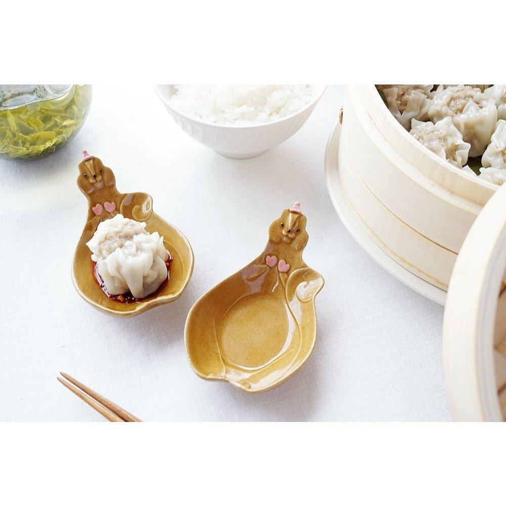 ｜隱隱選物｜【現貨】益子燒 吉澤窯/職人手作 松鼠飯匙盤 抱著橡實器皿-細節圖3