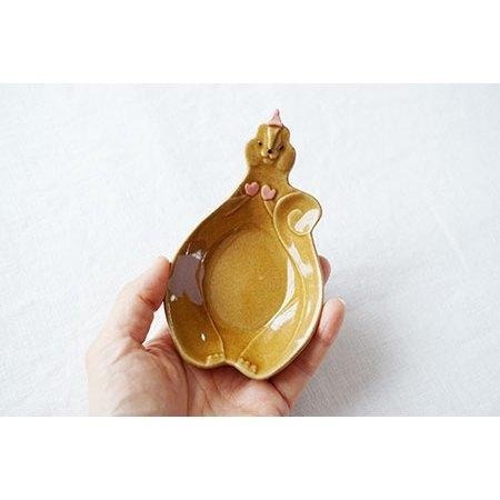 ｜隱隱選物｜【現貨】益子燒 吉澤窯/職人手作 松鼠飯匙盤 抱著橡實器皿-細節圖4