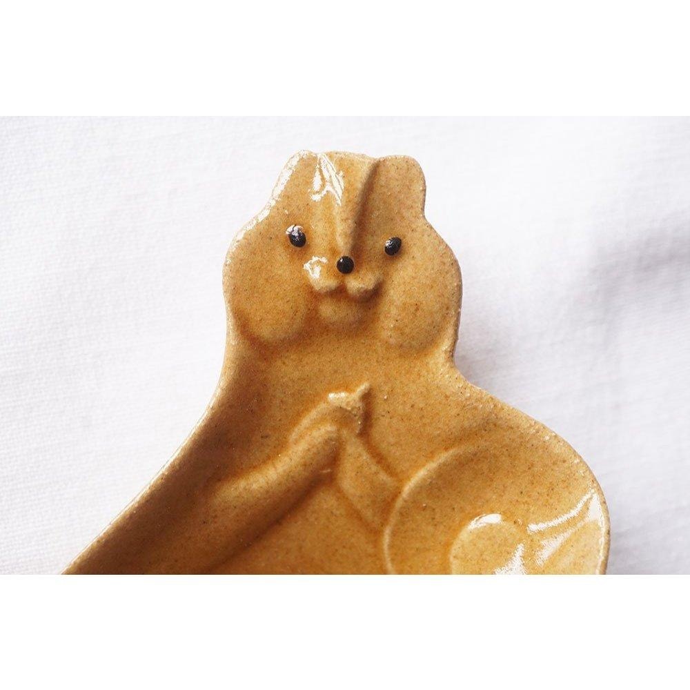 ｜隱隱選物｜【現貨】益子燒 吉澤窯/職人手作 松鼠飯匙盤 抱著橡實器皿-細節圖5