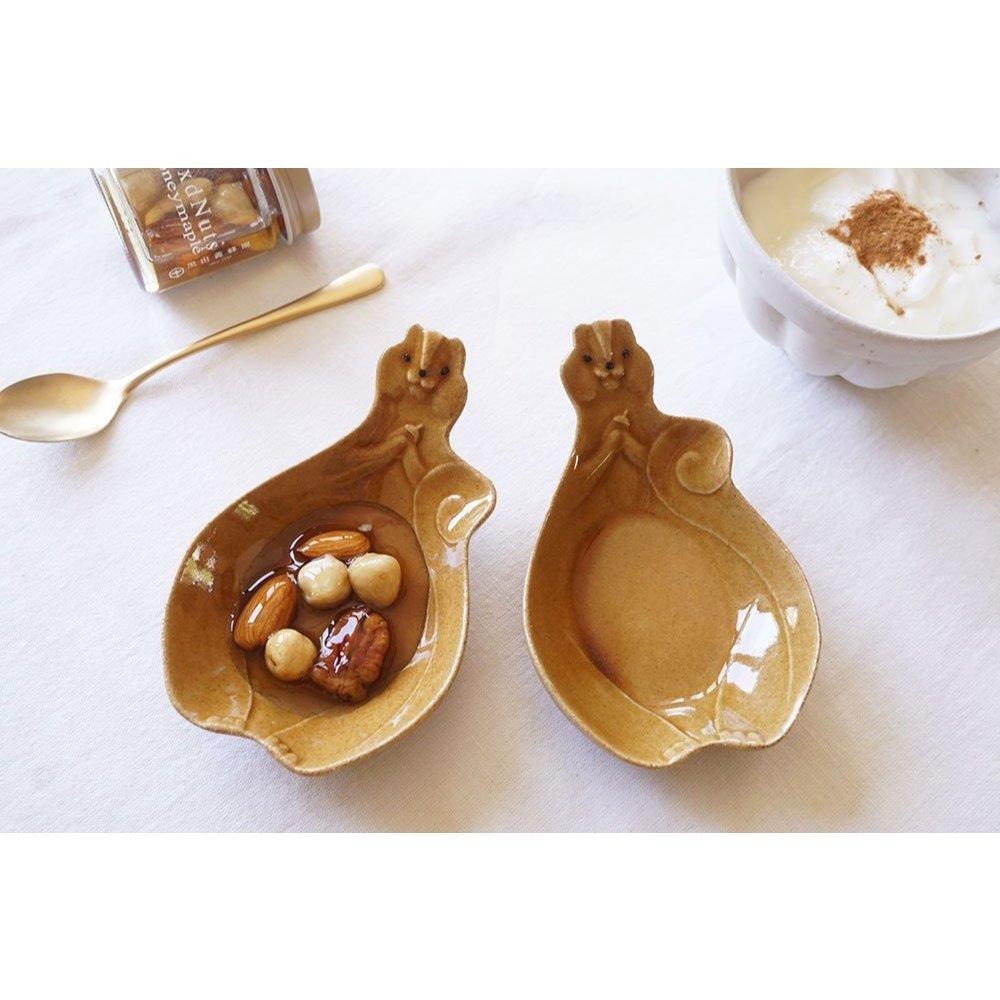 ｜隱隱選物｜【現貨】益子燒 吉澤窯/職人手作 松鼠飯匙盤 抱著橡實器皿-細節圖6