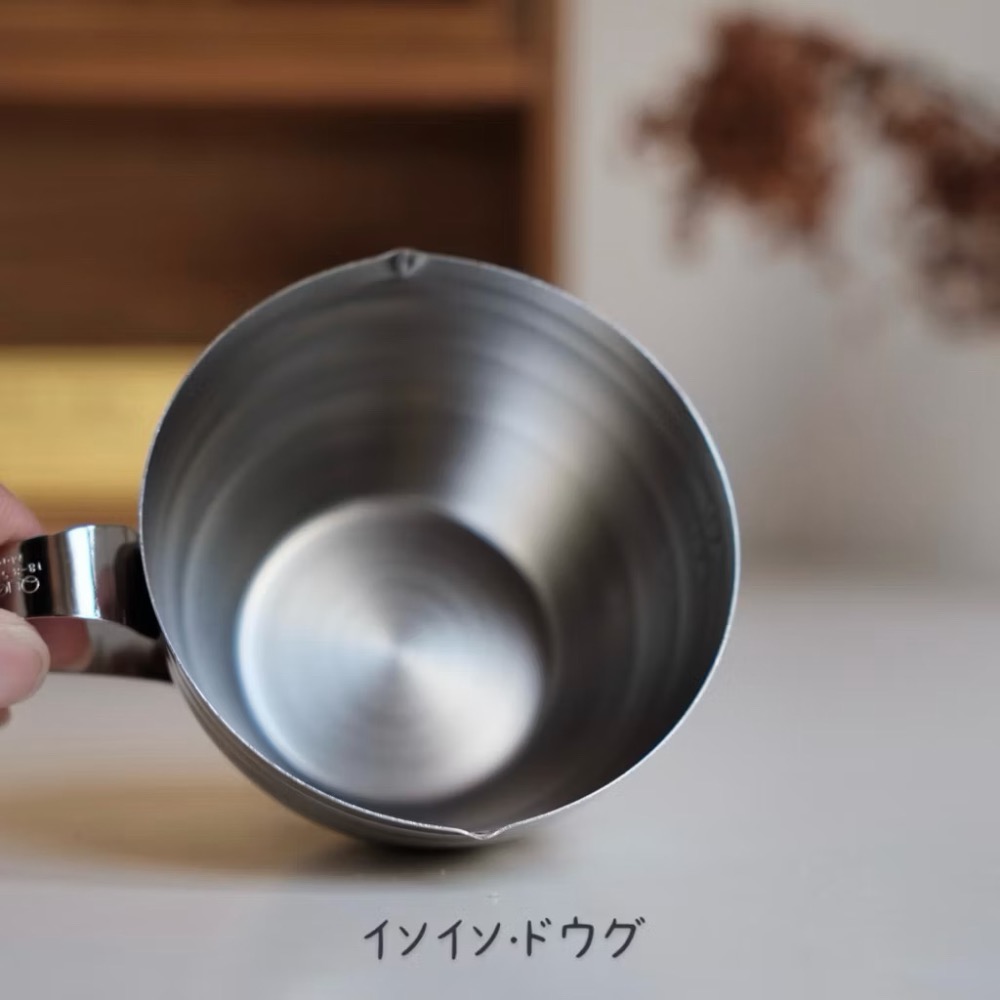 隱隱選物｜【現貨】日本 燕三条 18-8不鏽鋼雙嘴口 有把手量杯200cc-細節圖4