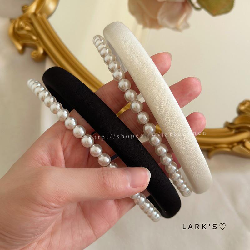 𝗟𝗔𝗥𝗞＇𝗦 ♡ 現貨｜法式赫本風 綢緞面 拼接 珍珠髮箍｜𝟐色-細節圖2