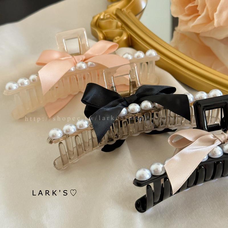 𝗟𝗔𝗥𝗞＇𝗦 ♡ 現貨｜法式小香風 珍珠 緞帶蝴蝶結 鯊魚夾 抓夾｜𝟑色-細節圖2