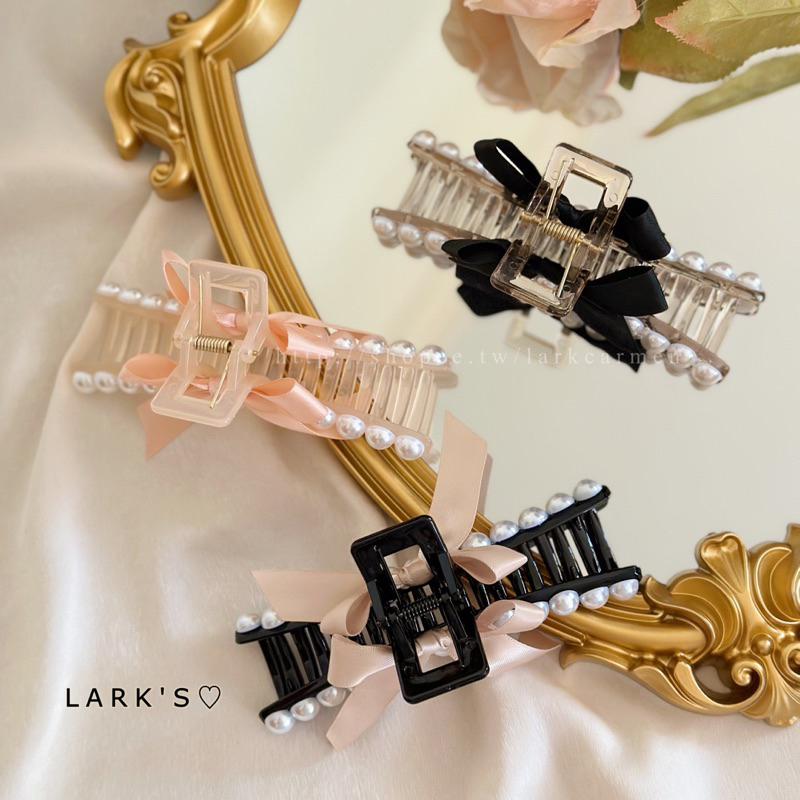 𝗟𝗔𝗥𝗞＇𝗦 ♡ 現貨｜法式小香風 珍珠 緞帶蝴蝶結 鯊魚夾 抓夾｜𝟑色-細節圖3