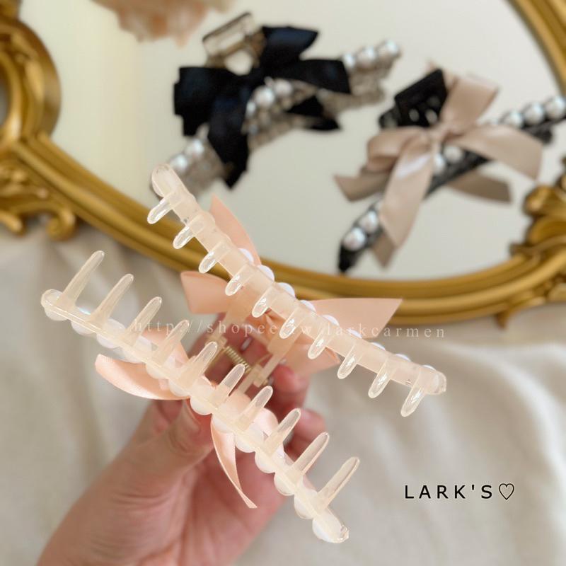 𝗟𝗔𝗥𝗞＇𝗦 ♡ 現貨｜法式小香風 珍珠 緞帶蝴蝶結 鯊魚夾 抓夾｜𝟑色-細節圖4