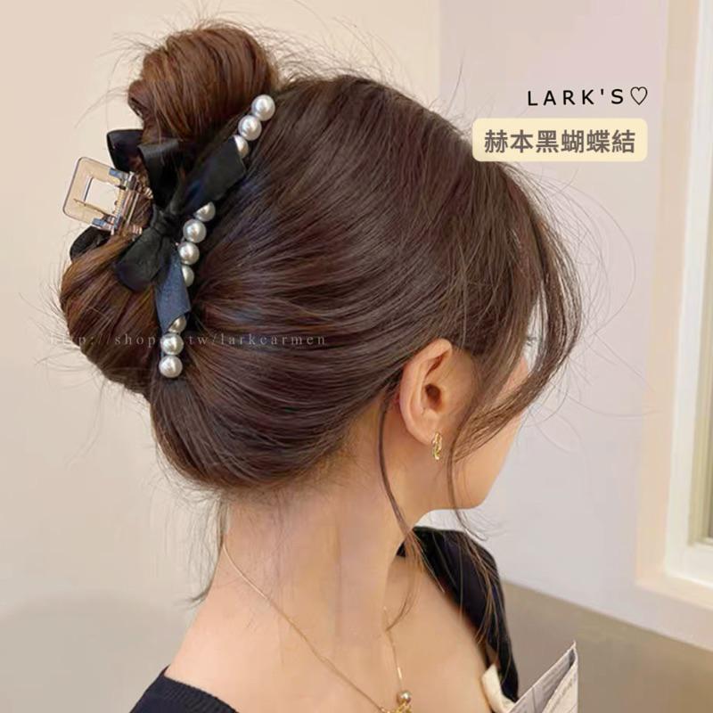 𝗟𝗔𝗥𝗞＇𝗦 ♡ 現貨｜法式小香風 珍珠 緞帶蝴蝶結 鯊魚夾 抓夾｜𝟑色-細節圖7