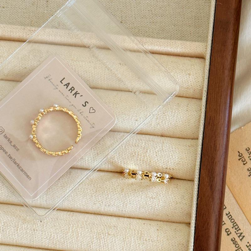 𝗟𝗔𝗥𝗞＇𝗦 ♡ 現貨｜合金 輕奢質感 珍珠鋯石雙鍊 戒指 開口戒指-細節圖3