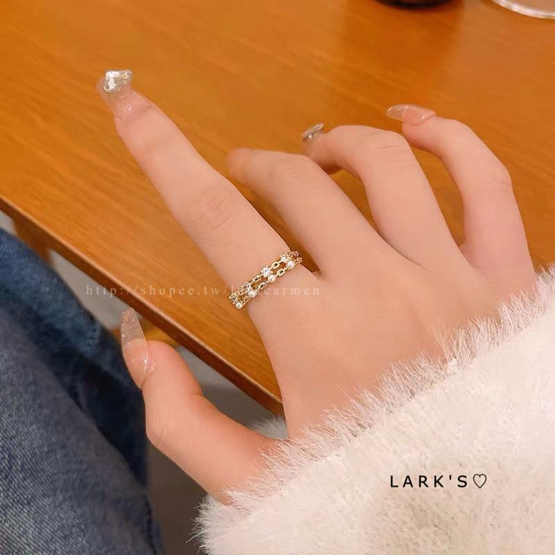 𝗟𝗔𝗥𝗞＇𝗦 ♡ 現貨｜合金 輕奢質感 珍珠鋯石雙鍊 戒指 開口戒指-細節圖7