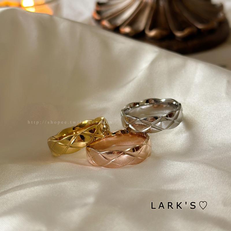 𝗟𝗔𝗥𝗞＇𝗦 ♡ 現貨｜鈦鋼 自訂款 𝒞𝑜𝒸𝑜 菱格 戒指｜3色 美圍-細節圖2