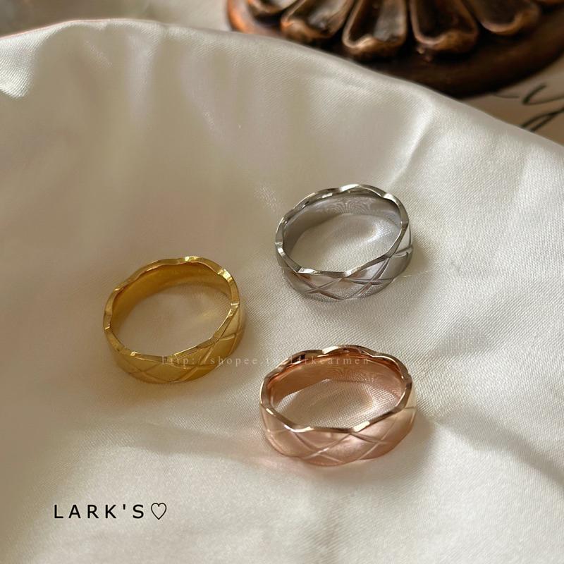 𝗟𝗔𝗥𝗞＇𝗦 ♡ 現貨｜鈦鋼 自訂款 𝒞𝑜𝒸𝑜 菱格 戒指｜3色 美圍-細節圖3