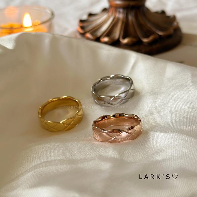 𝗟𝗔𝗥𝗞＇𝗦 ♡ 現貨｜鈦鋼 自訂款 𝒞𝑜𝒸𝑜 菱格 戒指｜3色 美圍-細節圖4