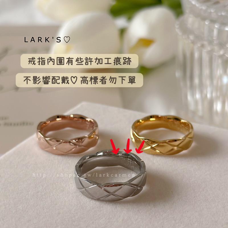 𝗟𝗔𝗥𝗞＇𝗦 ♡ 現貨｜鈦鋼 自訂款 𝒞𝑜𝒸𝑜 菱格 戒指｜3色 美圍-細節圖5
