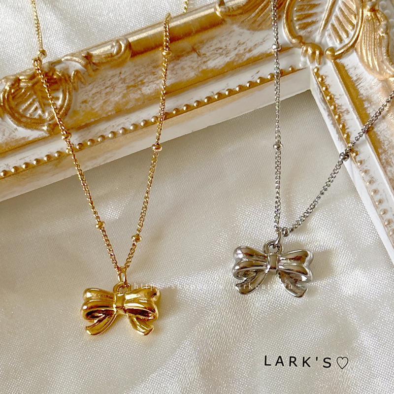 𝗟𝗔𝗥𝗞＇𝗦 ♡ 現貨｜鈦鋼鍍18k 在逃公主 蝴蝶結 鎖骨鍊 項鍊｜2色-細節圖2