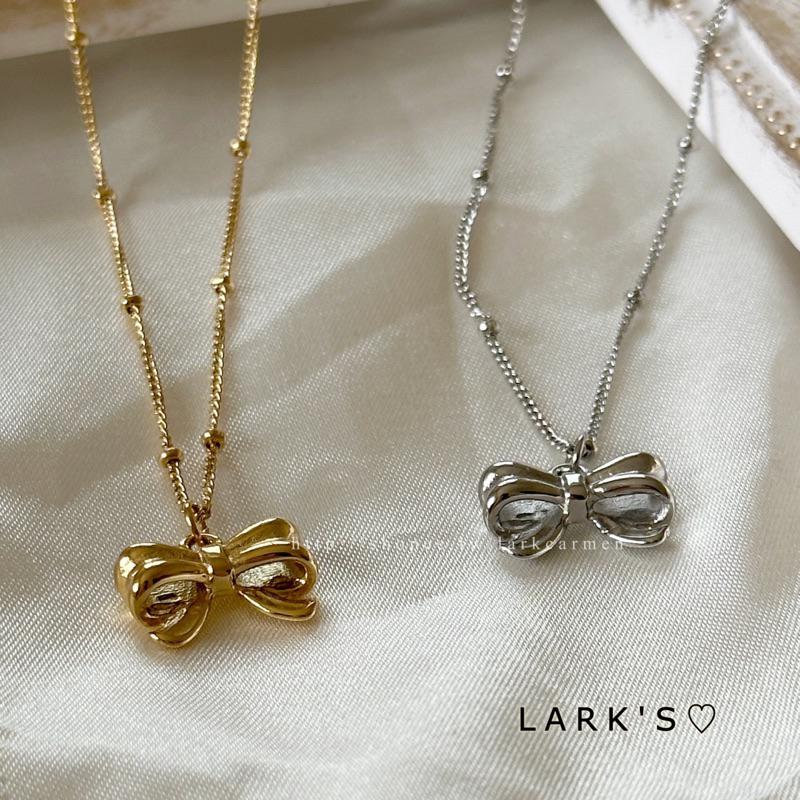 𝗟𝗔𝗥𝗞＇𝗦 ♡ 現貨｜鈦鋼鍍18k 在逃公主 蝴蝶結 鎖骨鍊 項鍊｜2色-細節圖3