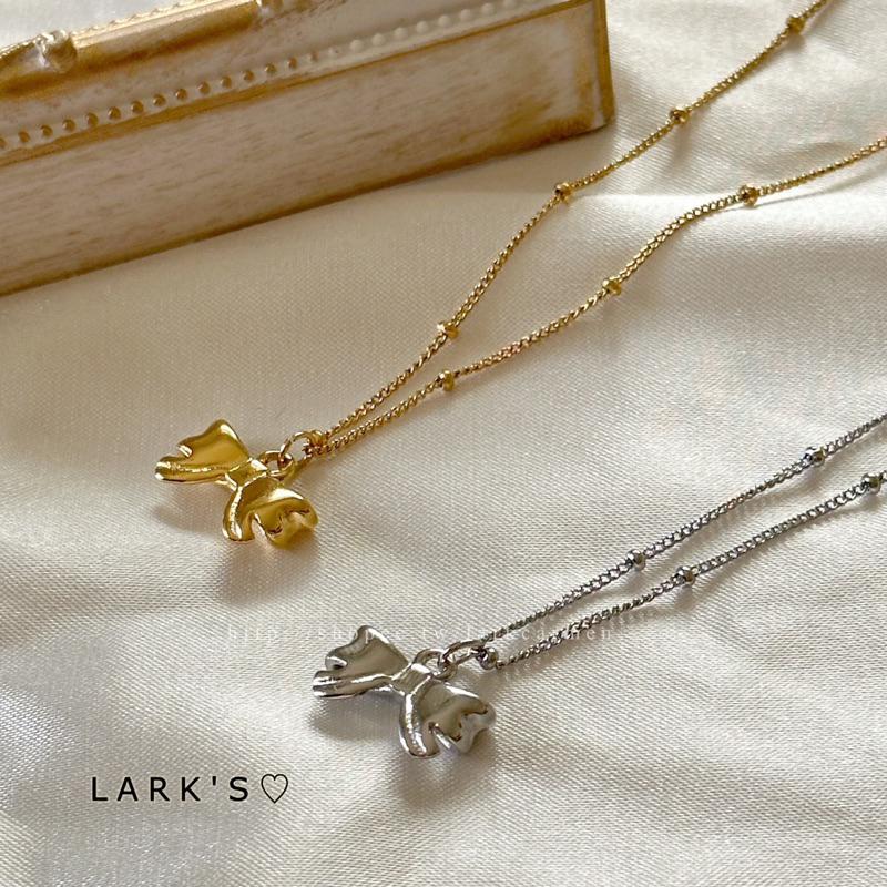 𝗟𝗔𝗥𝗞＇𝗦 ♡ 現貨｜鈦鋼鍍18k 在逃公主 蝴蝶結 鎖骨鍊 項鍊｜2色-細節圖4