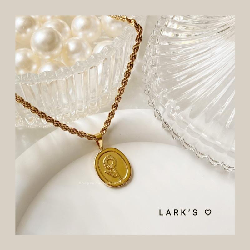 𝗟𝗔𝗥𝗞’𝗦 ♡︎ 現貨｜鈦鋼鍍18k 金色vintage向日葵吊牌 項鍊 麻花鍊-細節圖2