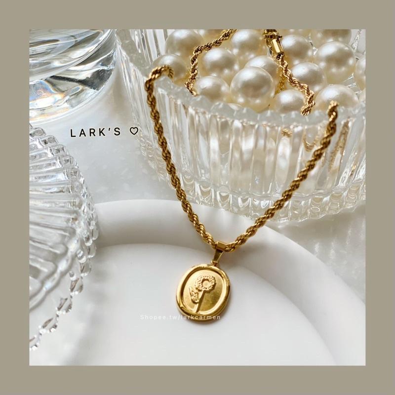 𝗟𝗔𝗥𝗞’𝗦 ♡︎ 現貨｜鈦鋼鍍18k 金色vintage向日葵吊牌 項鍊 麻花鍊-細節圖3