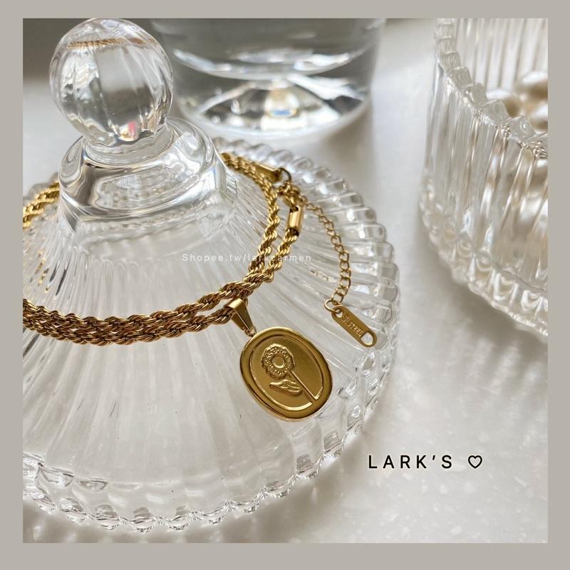 𝗟𝗔𝗥𝗞’𝗦 ♡︎ 現貨｜鈦鋼鍍18k 金色vintage向日葵吊牌 項鍊 麻花鍊-細節圖4