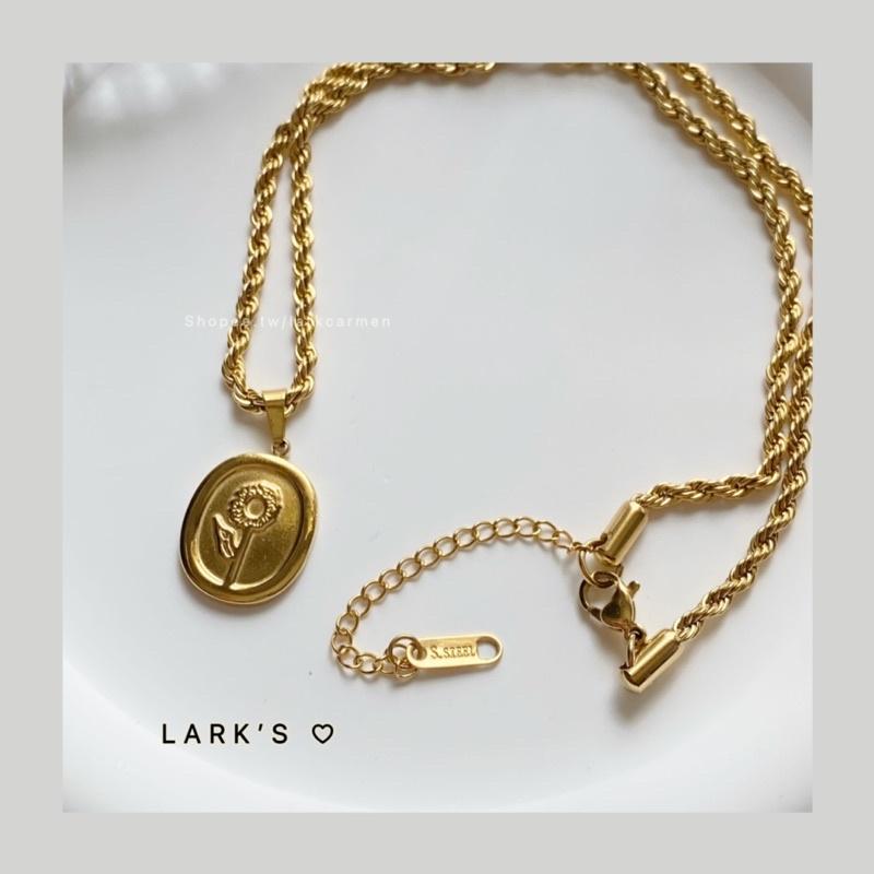 𝗟𝗔𝗥𝗞’𝗦 ♡︎ 現貨｜鈦鋼鍍18k 金色vintage向日葵吊牌 項鍊 麻花鍊-細節圖5
