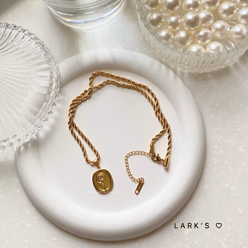 𝗟𝗔𝗥𝗞’𝗦 ♡︎ 現貨｜鈦鋼鍍18k 金色vintage向日葵吊牌 項鍊 麻花鍊-細節圖6