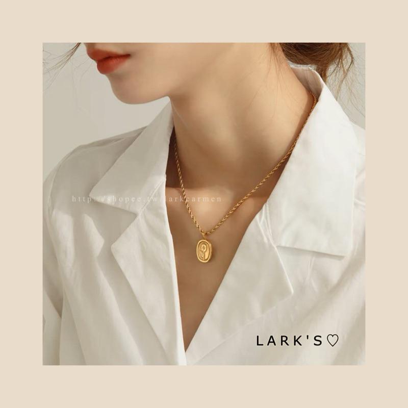 𝗟𝗔𝗥𝗞’𝗦 ♡︎ 現貨｜鈦鋼鍍18k 金色vintage向日葵吊牌 項鍊 麻花鍊-細節圖9