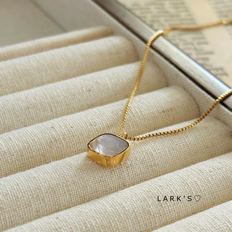 𝗟𝗔𝗥𝗞＇𝗦 ♡ 現貨｜鈦鋼鍍18k 復古母貝小方糖項鍊 鎖骨鍊-細節圖2
