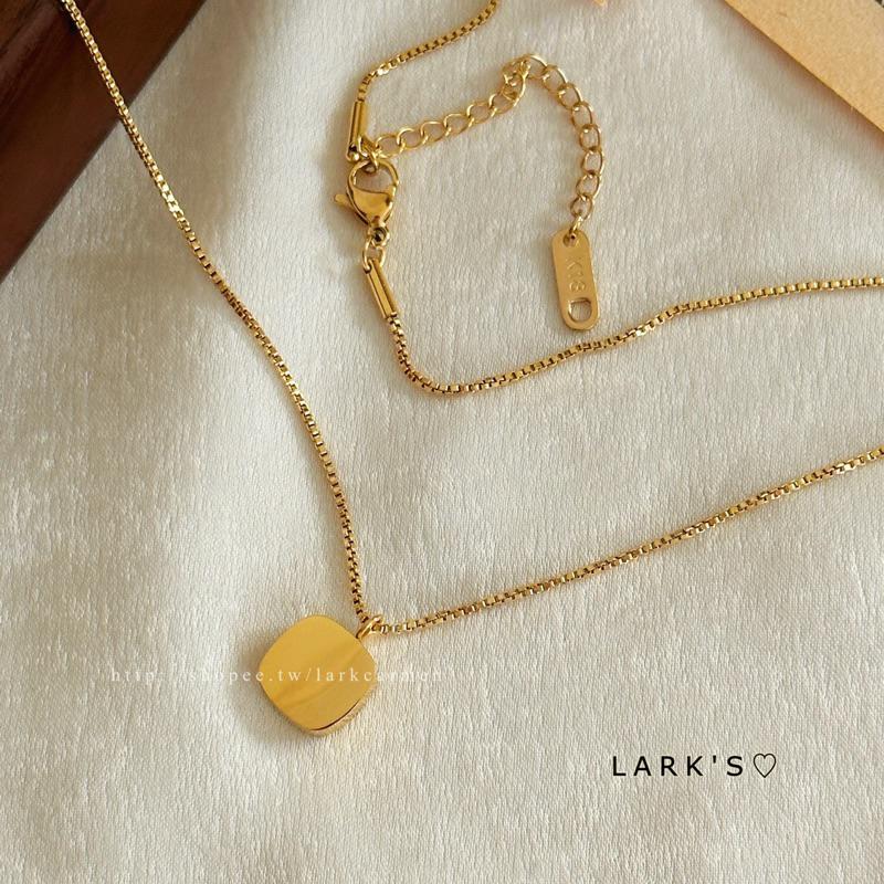𝗟𝗔𝗥𝗞＇𝗦 ♡ 現貨｜鈦鋼鍍18k 復古母貝小方糖項鍊 鎖骨鍊-細節圖3